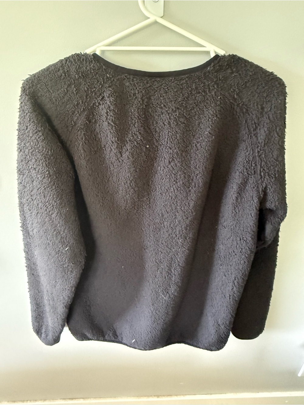 Patagonia Men’s Black Sherpa Crewneck with Chest Pocket - Picture 2 of 3